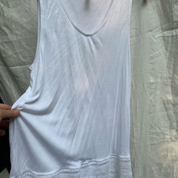 Soya Concepts white sleeveless Modal t-shirt with detailed bottom - Size M - Picture 2 of 10